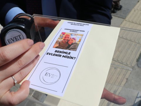 Seçki məntəqəsində maraqlı EVLİLİK TƏKLİFİ