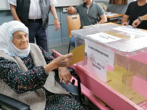 101 yaşlı qadın səsverməyə əlil arabasında gəldi