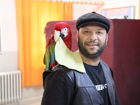 Səsverməyə ev heyvanları ilə gəldilər - FOTOLAR