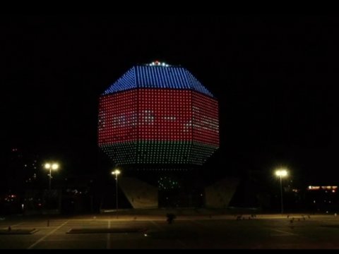 Minskin Milli Kitabxanası bayrağımızın rəngləri ilə işıqlandırıldı