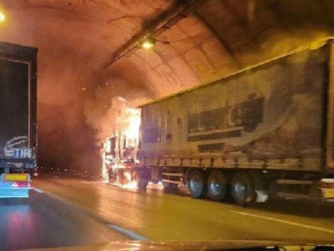 Tuneldə maşın yandı - 17 nəfər xəstəxanaya yerləşdirildi