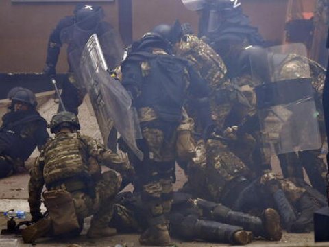 Kosovoda 41 NATO hərbçisi yaralandı