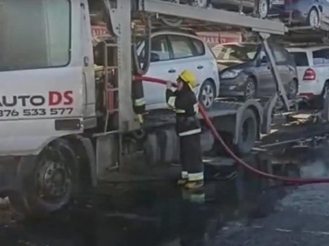 Minik avtomobillərini daşıyan yük maşını aşdı