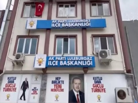 AKP-nin binasına hücum edildi - FOTOLAR