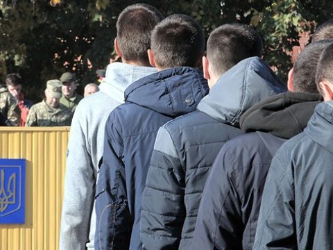 Ukraynada hərbi xidmətə çağırış yaşı AZALDILDI