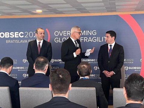 Hikmət Hacıyev Qriqoryanla bir arada