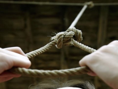 24 yaşlı qadın özünü asdı 