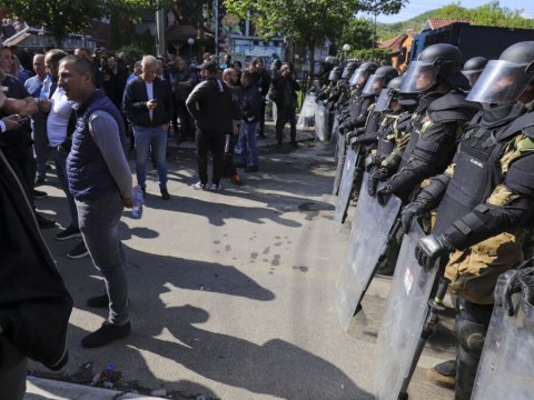 NATO Kosovaya yüzlərlə hərbçi göndərir