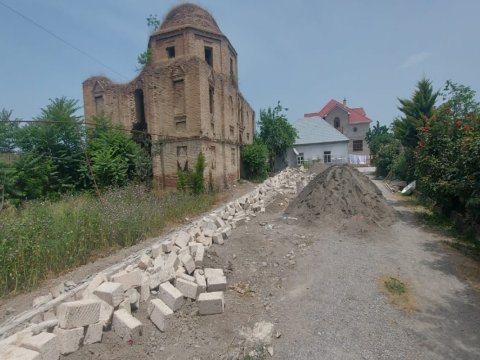 Tarixi abidənin mühafizə zonasında inşa olunan hasar söküldü