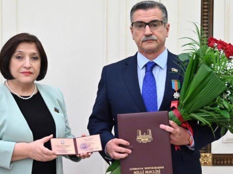 Spiker deputata ordeni təqdim etdi - FOTO