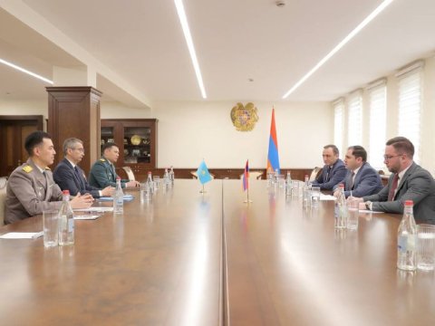 Papikyan Qazaxıstan səfiri ilə hərbi əməkdaşlığı müzakirə etdi