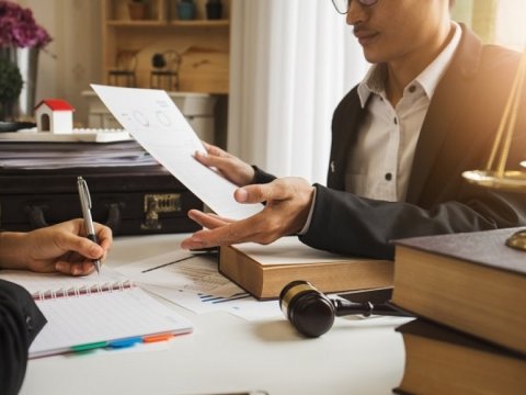 Hansı şəxslər ödənişli hüquqi xidmətdən azad olunur?