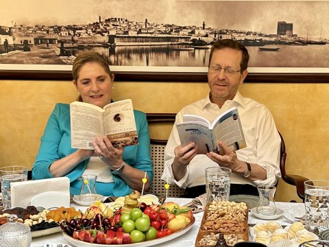 Hersoq xanımı ilə İçərişəhərdə çay içdi, “Əli və Nino”nu oxudu