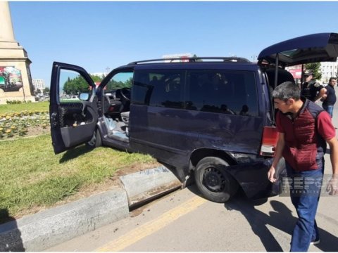 Sərnişinləri aeroporta aparan mikroavtobus qəzaya düşdü