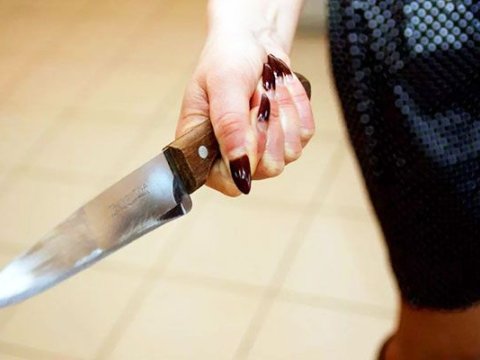 Qadın keçmiş sevgilisini bıçaqladı
