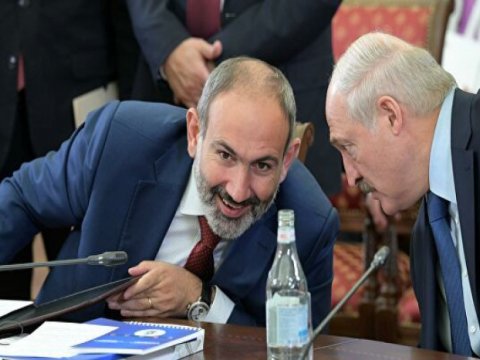 Lukaşenko Paşinyana sülh və harmoniya arzuladı - Ad günüdür