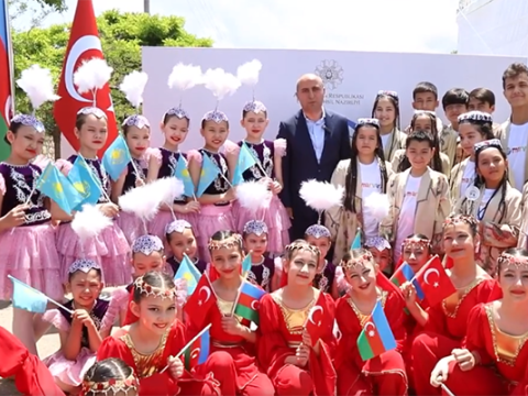 Nazir uşaqları belə təbrik etdi - VİDEO