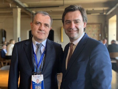 Ceyhun Bayramov moldovalı həmkarı ilə müzakirə apardı