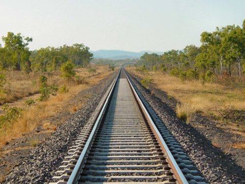 Dəmir yolu dayanacağında OĞURLUQ