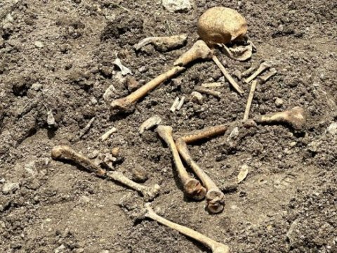 Kütləvi məzarlıqlarda 400-dən artıq meyit qalıqları aşkarlanıb