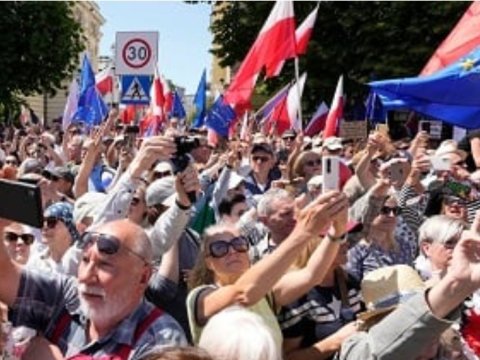 Polşada yarım milyon insan etiraza qalxdı 