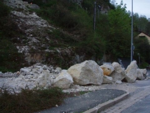 Ferma uçqun altında qaldı - 19 nəfər öldü