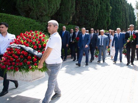 Su Ehtiyatları Agentliyinin kollektivi Heydər Əliyevin məzarını ziyarət edib - FOTOLAR