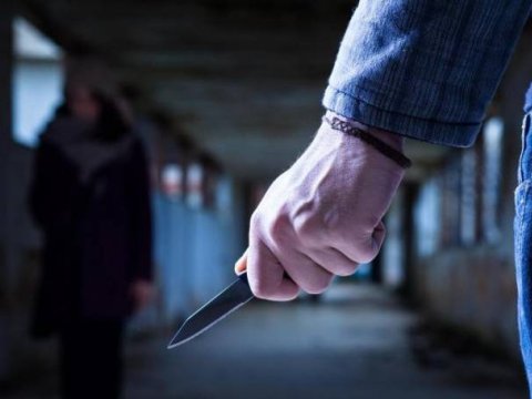 20 yaşlı qadını döyüb bıçaqladılar 