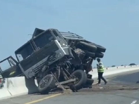Ağsuda yük maşını aşdı, sürücü öldü