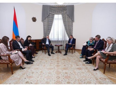 Klaar Paşinyanın müavini ilə kommunikasiyaların açılmasını müzakirə edib