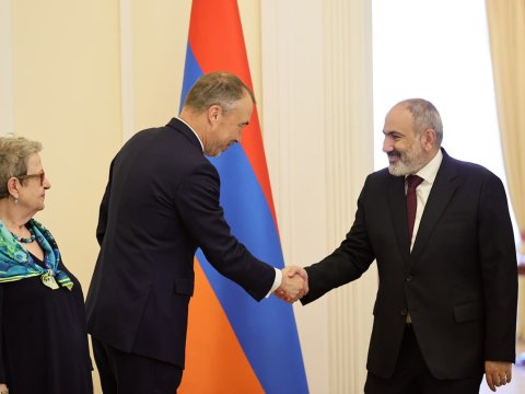 Klaar Paşinyanla Brüssel və Kişineu görüşlərini müzakirə etdi