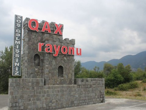 Qaxda nəqliyyatın hərəkəti dayandırıldı