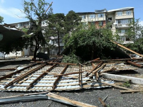 Güclü külək binanın dam örtüyünü qopardı - 5 maşına ziyan dəydi