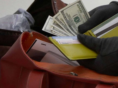 Gözəllik salonunda oğurluq - Yeniyetmə tutuldu