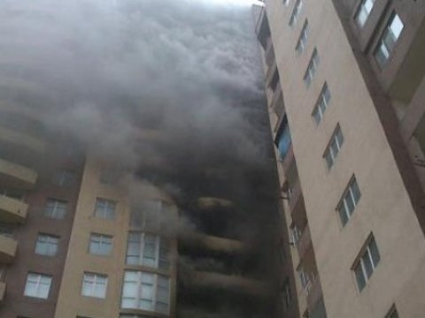 9 mərtəbəli binada yanğın - Sakinlər təxliyə edildi