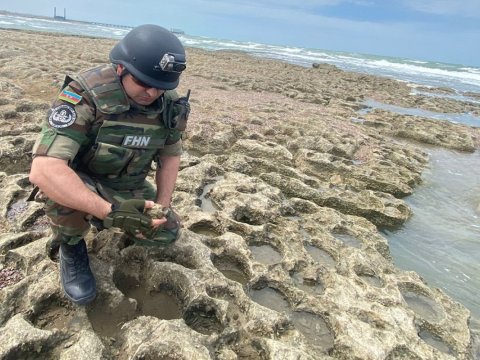 Xəzərin sahilindən qumbara tapıldı - VİDEO