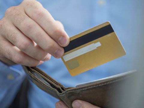 Oğurlanan kartdan 2800 manat pul çıxarıldı