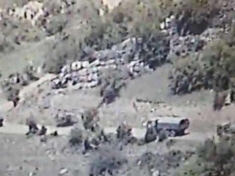 Ruslar ermənilərin hərbi daşımalarını müşayiət edir - VİDEO