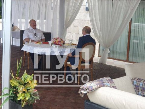 Putinlə Lukaşenko Soçidə qeyri-rəsmi görüşə başladılar