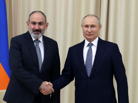Putin Paşinyanla görüşdü 
