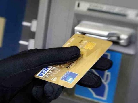 Bank kartından 1100 manat oğurladı
