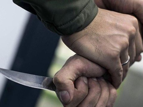 17 yaşlı oğlan iki yeniyetməni bıçaqladı 