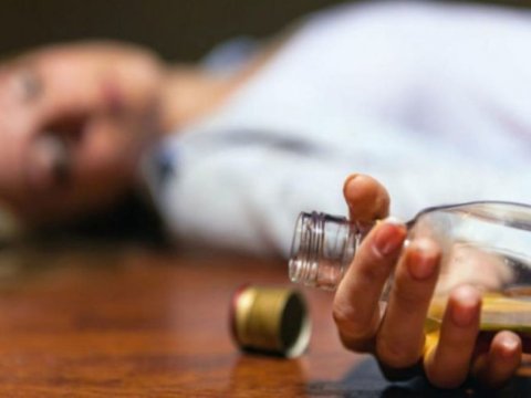 Özünü öldürmək üçün sirkə turşusu içdi