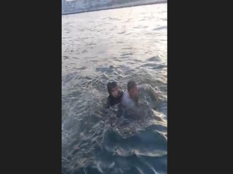 Bulvarda özünü dənizə atdı - VİDEO