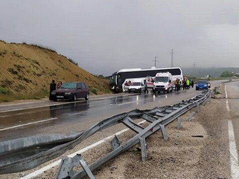 Türkiyədə avtobus qəzaya uğradı - Yaralılar var
