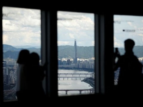 123 mərtəbəli binaya dırmaşmaq istədi, 73-cü mərtəbədə saxlanıldı - FOTO