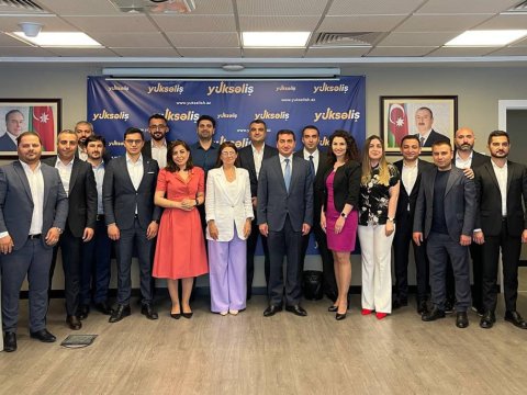 Hikmət Hacıyev “Yüksəliş”in  qalibləri ilə görüşdü - FOTOLAR