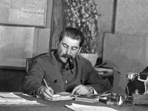 Stalinin heykəlinin başı qoparıldı - FOTO