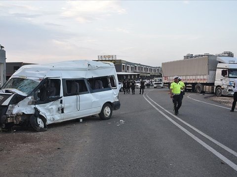 İşçiləri daşıyan avtobus qəzaya uğradı - 21 nəfər yaralandı 