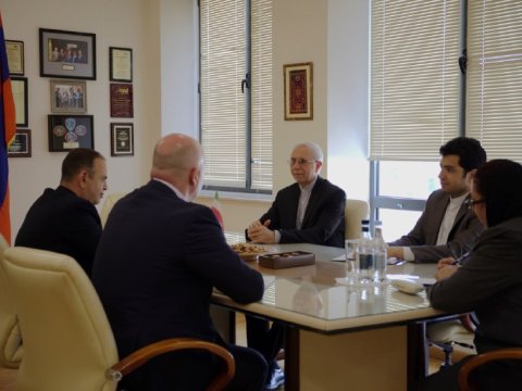 Sinanyan İran səfiri ilə diaspor əməkdaşlığını müzakirə etdi